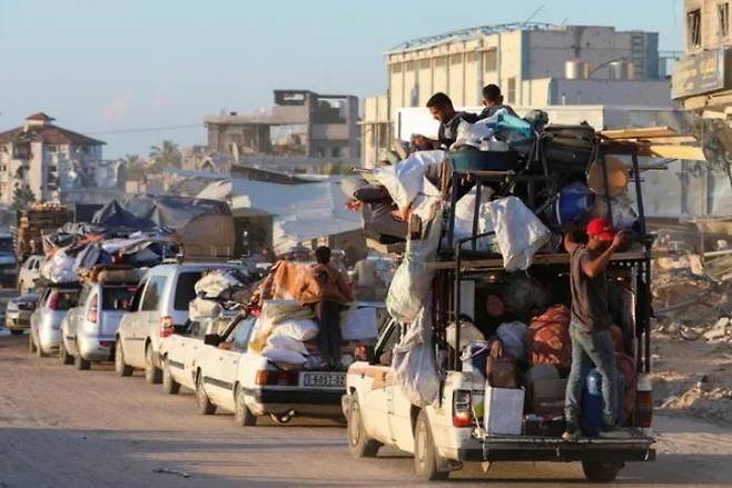 Residents of eastern Rafah are fleeing the city as the Israeli military ordered the evacuation of civilians in anticipation of a ground operation in Rafah on Saturday (local time). However, it is not possible to safely evacuate the majority of the 1.4 million people who are still clustered in the area. Reuters