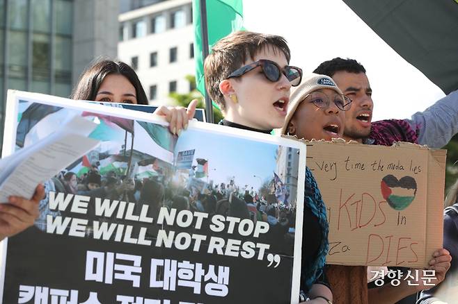 ‘팔레스타인에 연대하는 연세대 학생 행동’ 회원들이 8일 서울 서대문구 연세대학교 학생회관 앞에서 열린 기자회견에서 팔레스타인 지지를 호소하고 있다.  성동훈 기자