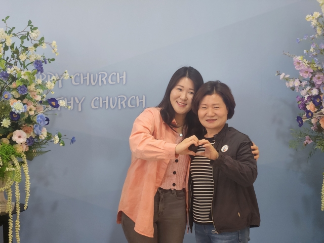 김소라씨와 어머니가 8일 서울 강동구 오륜교회에서 새생명축제 기념사진을 촬영하고 있다.