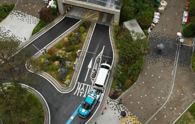 지난 7일 온라인 커뮤니티에 올라온 주차장 입구 주차 차량의 견인 장면. 커뮤니티 캡처