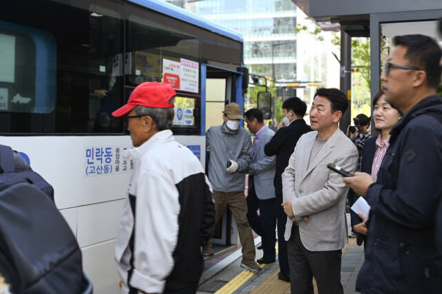 김동근 의정부시장이 8일 오전 의정부시 고산동 정음마을고산 2단지 버스정류소에서 직원들과 1205번 광역버스를 살펴 보고 있다. 의정부시 제공