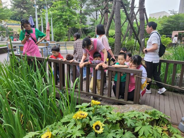 2023년 유아 문화예술교육 지원사업에 참여한 유아교육기관이 프로그램에 참여한 모습. 인천문화재단 제공