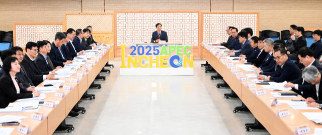 황효진 글로벌도시정무부시장이 시청 대회의실에서 열린 '2025 APEC 정상회의 인천 유치 지원 TF 회의'에서 인사말을 하고 있다. 시 제공