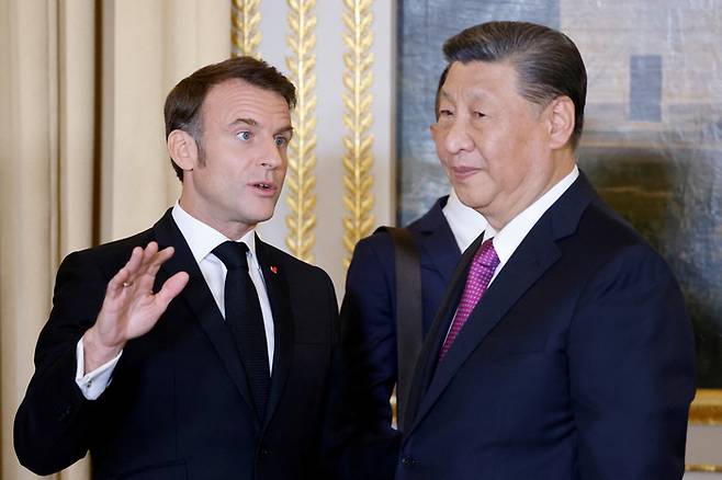 에마뉘엘 마크롱 프랑스 대통령이 6일(현지시간) 파리 엘리제궁에서 열린 국빈 만찬에서 시진핑 중국 국가주석과 대화하고 있다. 시 주석은 이틀 일정으로 프랑스를 국빈 방문했다. 2024.05.07  [사진 = 로이터 연합뉴스]