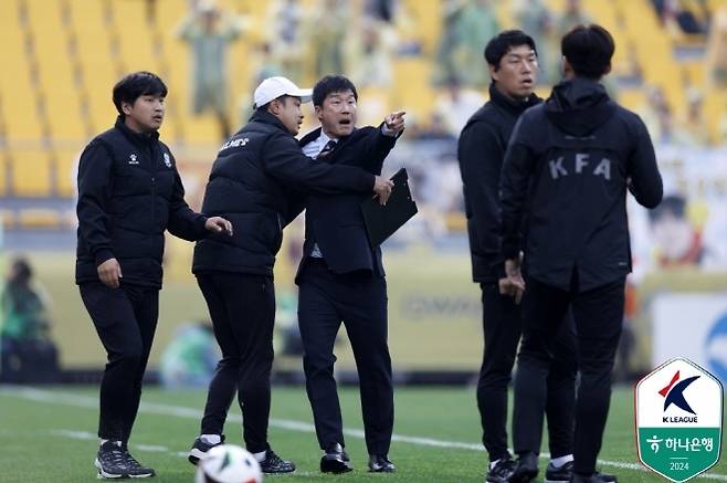 이정효 감독(사진 가운데). 사진=한국프로축구연맹