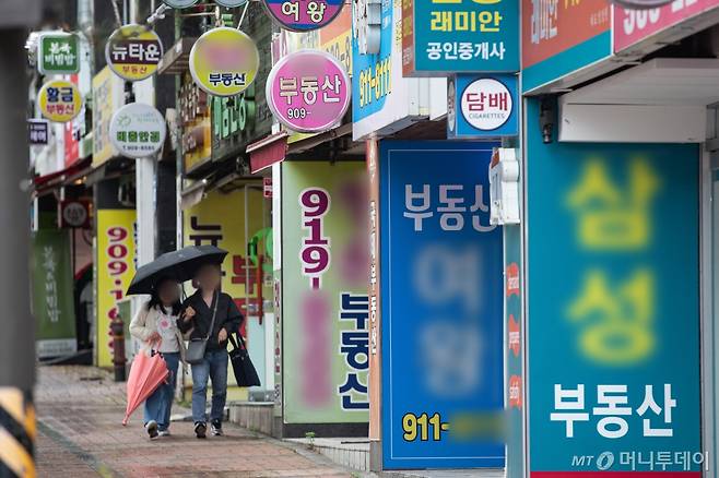 (서울=뉴스1) 유승관 기자 = 서울 아파트 전세가격이 고공행진을 이어가고 있는 가운데 서울 강북지역 공인중개사 사무소 밀집지역 모습.  한국부동산원이 발표한 4월 다섯째 주(29일 기준) '주간 아파트가격 동향'에 따르면 이번 주 서울 아파트 전셋값은 전주 대비 평균 0.07% 상승한 것으로 나타났다. 지난해 5월 넷째 주 상승으로 돌아선 서울 아파트 전셋값은 이번 주까지 50주 연속 오름세다. 2024.5.7/뉴스1  Copyright (C) 뉴스1. All rights reserved. 무단 전재 및 재배포,  AI학습 /사진=(서울=뉴스1) 유승관 기자