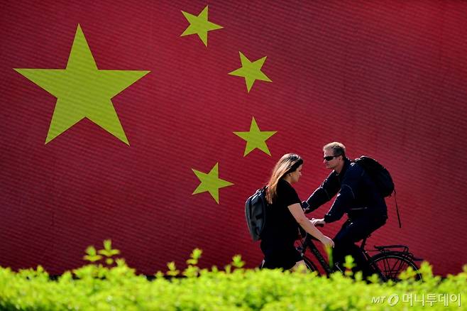 (베오그라드 AFP=뉴스1) 김성식기자 = 세르비아 시민들이 시진핑 중국 주석의 방문을 하루 앞둔 7일 베오그라드시내에 세워진 대형 중국 5성홍기 앞을 지나고 있다.  2024.05.07            ⓒ AFP=뉴스1  Copyright (C) 뉴스1. All rights reserved. 무단 전재 및 재배포,  AI학습 이용 금지. /사진=(베오그라드 AFP=뉴스1) 김성식기자