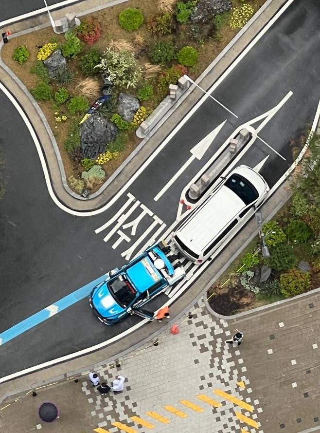 인천의 한 아파트 주차장 출입구에 주차를 한 차량이 견인되고 있는 모습./사진=온라인 커뮤니티 캡쳐