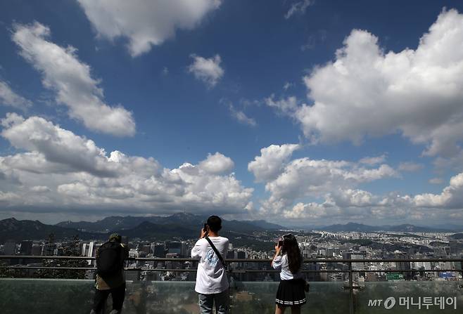 서울 남산 N서울타워를 찾은 시민들이 파란 하늘을 올려다보고 있다. /사진=뉴스1 /사진=(서울=뉴스1) 구윤성 기자