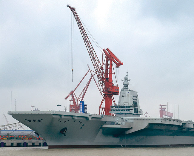 중국의 세 번째 항공모함인 푸젠호가 지난 1일 상하이 인근 장난조선소에서 시험운항을 위한 준비를 하고 있다.   신화통신 AP