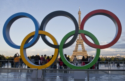 프랑스 파리에 조성된 올림픽 조형물. AP 뉴시스