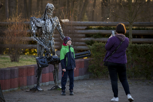 지난 3월 26일 우크라이나 부차에 위치한 공원에서 터미네이터 모형 앞에 어린이가 포즈를 취하고 있다. AP 뉴시스