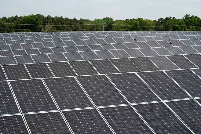 미 뉴저지에 대규모로 설치된 태양광 발전 시설.[로이터]