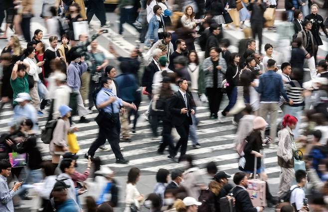 일본 도쿄 시부야에서 보행자들이 길을 걷고 있다. [EPA]
