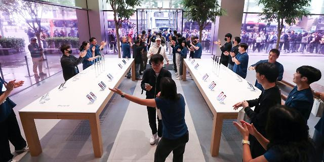 명동 애플 스토어가 문을 열자마자 고객들이 아이폰을 보기 위해 몰려들고 있다.
