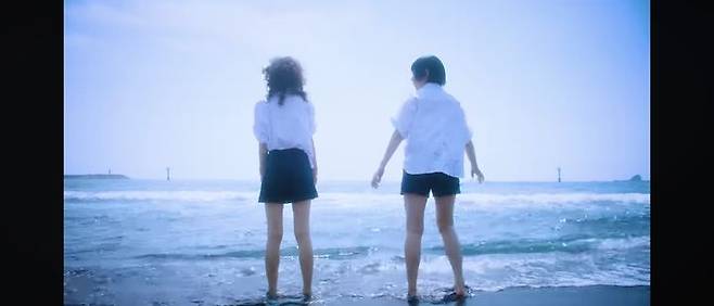 [서울=뉴시스] 뉴진스 '버블검' 뮤직비디오 속 윤슬이 반짝이는 장면. (사진 = 유튜브 캡처) 2024.05.07. photo@newsis.com *재판매 및 DB 금지