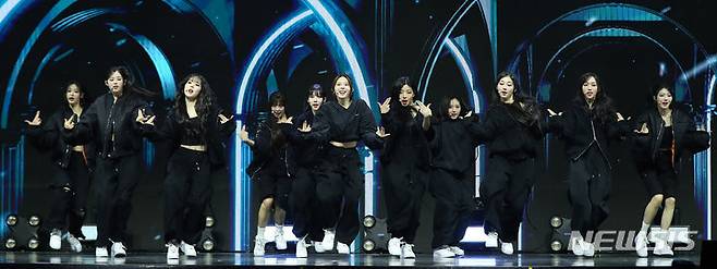 [서울=뉴시스] 김혜진 기자 = 그룹 트리플에스 어셈블24(tripleS ASSEMBLE24)가 8일 오후 서울 광진구 예스24라이브홀에서 열린 첫 번째 정규앨범 '어셈블24'(ASSEMBLE24) 발매 기념 쇼케이스에서 무대를 선보이고 있다.타이틀곡 '걸스 네버 다이'는 고난과 어려움 속에서도 무너지지 않는 소녀들의 의지를 주제로 다룬 곡이다. 2024.05.08. jini@newsis.com