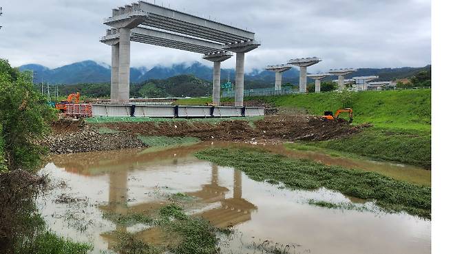 박완수 경남지사가 지적한 하천 물 흐름을 막은 임시도로(가도) 설치 현장. 독자 제공