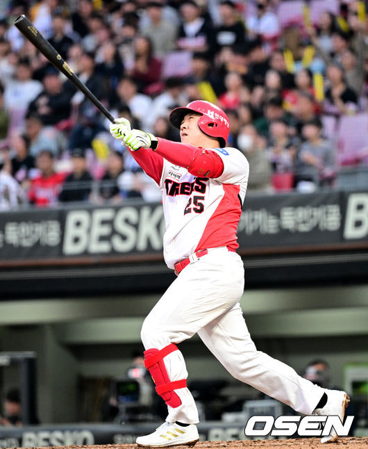 [OSEN=광주, 최규한 기자] 2일 오후 광주-KIA 챔피언스필드에서 ‘2024 신한 SOL Bank KBO리그’ KIA 타이거즈와 KT 위즈의 경기가 열렸다.이날 홈팀 KIA는 제임스 네일, 방문팀 KT는 엄상백을 선발로 내세운다.2회말 무사 선두타자로 나선 KIA 이우성이 달아나는 좌월 솔로포를 날리고 있다. 2024.05.02 / dreamer@osen.co.kr