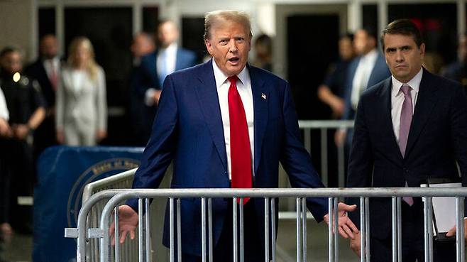 2024년 4월 30일 맨해튼 형사법원 재판을 마치고 언론과 이야기하는 트럼프 전 미국 대통령