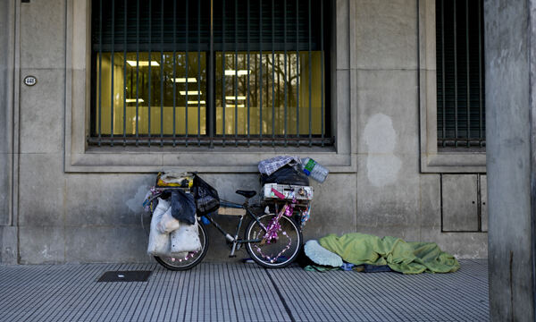 아르헨티나 부에노스아이레스에서 한 노숙자가 자전거 옆에서 자고 있다. AP연합뉴스