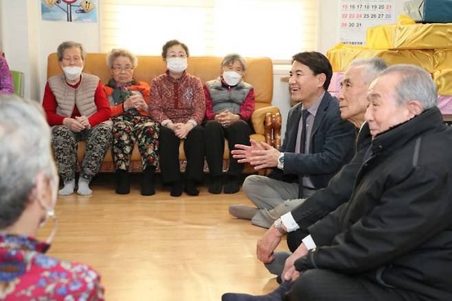 김진태 강원도지사가 경로당을 방문해 어르신들과 이야기를 나누고 있다. 강원도 제공