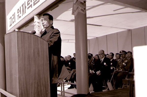 1971년 3월 당시 박정희 대통령이 고리 원전 1호기 기공식에 참석해 연설하는 모습. 한국 최초의 원전인 고리 1호기는 1978년 준공돼 상업운전에 들어갔다. 연합뉴스