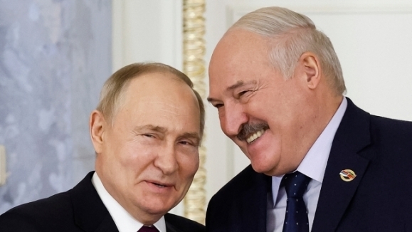 푸틴 러시아 대통령(왼쪽)과 루카셴코 벨라루스 대통령. AP 연합뉴스