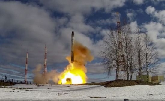 2022년 4월 20일(현지시간) 러시아 서부 아르한겔스크 지역 플레세츠크 우주기지에서 러시아의 신형 대륙간탄도미사일(ICBM) RS-28 ‘사르맛’이 시험발사되고 있다. EPA 연합뉴스