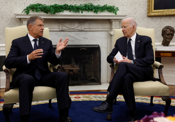 미국 루마니아 정상회담 - 조 바이든 미국 대통령(오른쪽)이 2024년 5월 7일(현지시간) 워싱턴 백악관 집무실에서 클라우스 요하니스 루마니아 대통령과 만나 회담하고 있다. / 사진=로이터 연합뉴스