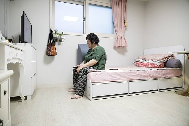 이성희씨가 자신의 방에서 드라마 <눈물의 여왕>을 보고 있다. ⓒ시사IN 박미소