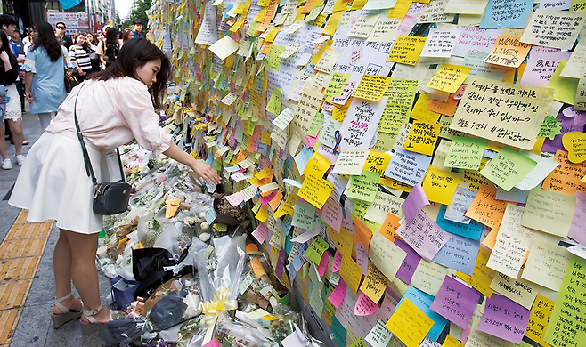 2016년 5월20일 강남역 10번 출구에 만들어진 '강남 묻지마 살인'의 희생자를 추모하는 장소에 시민들이 애도의 뜻을 표하고 있다. ⓒ시사저널 이종현