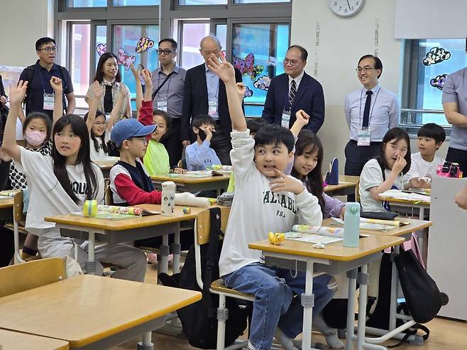 홍콩 교장단이 세종시 해밀초등학교 4학년 영어수업을 참관하고 있다.