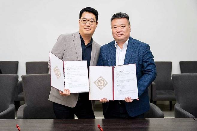 김지선 생활공작소 대표(왼쪽)와 신 안드레이 신라인 회장. 사진제공 l 생활공작소