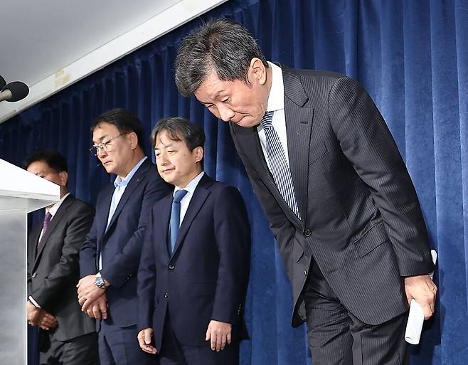 ▲ 4년 동안 쌓아 올렸고 월드컵에서 꽃 피웠던 모든 게 무너졌다. 위르겐 클린스만 감독 선임부터 아시안컵 졸전 실패, 올림픽 본선 진출 실패 대참사까지 이어지자 정몽규 회장을 향한 사티 압박이 거세다. 한국축구지도자협회에서 "낙후된 축구 저변은 돌보지 않고 오로지 대표팀 성적에만 몰두하는 현 집행부의 졸속 행정으로 한국 축구가 퇴보하고 있다. 정몽규 회장이 모든 사태 책임을 지고 즉각 물러나야 한다. 우연한 결과가 아닌 예고된 참사였다. 오래전부터 주먹구구식 감독 선임에 대한 경고를 쏟아냈지만, 정몽규 회장 및 집행부는 이런 우려를 묵살했다. 무사안일했던 결과는 우려했던 대로 한국 축구 역사상 유례없는 대참사가 됐다"라고 성명서를 냈다. 한 유튜브 채널에선 축구협회에서 일했던 직원의 폭로도 있었다. 현재에는 사라진 대한축구협회 기획실에서 일했던 최호영 씨는 "정몽준 회장이 협회를 이끌었을 땐 지금과 많이 달랐다. 지금 협회는 리더십 문제다. 과거엔 경험 많은 인물들이 조직을 이끌고 위기 상황을 대처했지만 지금은 신입 직원이 팀장이 되고, 경험 많은 직급에 있던 사람들이 팀원이 됐다. 좀 이상하게 바뀐 것 같다"라고 말했다 ⓒ연합뉴스