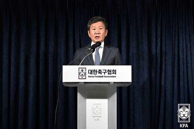 ▲ 4년 동안 쌓아 올렸고 월드컵에서 꽃 피웠던 모든 게 무너졌다. 위르겐 클린스만 감독 선임부터 아시안컵 졸전 실패, 올림픽 본선 진출 실패 대참사까지 이어지자 정몽규 회장을 향한 사티 압박이 거세다. 한국축구지도자협회에서 "낙후된 축구 저변은 돌보지 않고 오로지 대표팀 성적에만 몰두하는 현 집행부의 졸속 행정으로 한국 축구가 퇴보하고 있다. 정몽규 회장이 모든 사태 책임을 지고 즉각 물러나야 한다. 우연한 결과가 아닌 예고된 참사였다. 오래전부터 주먹구구식 감독 선임에 대한 경고를 쏟아냈지만, 정몽규 회장 및 집행부는 이런 우려를 묵살했다. 무사안일했던 결과는 우려했던 대로 한국 축구 역사상 유례없는 대참사가 됐다"라고 성명서를 냈다. 한 유튜브 채널에선 축구협회에서 일했던 직원의 폭로도 있었다. 현재에는 사라진 대한축구협회 기획실에서 일했던 최호영 씨는 "정몽준 회장이 협회를 이끌었을 땐 지금과 많이 달랐다. 지금 협회는 리더십 문제다. 과거엔 경험 많은 인물들이 조직을 이끌고 위기 상황을 대처했지만 지금은 신입 직원이 팀장이 되고, 경험 많은 직급에 있던 사람들이 팀원이 됐다. 좀 이상하게 바뀐 것 같다"라고 말했다 ⓒ대한축구협회