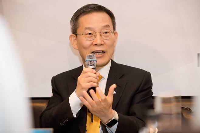 질문에 대답하는 이종호 장관 (세종=연합뉴스) 이종호 과학기술정보통신부 장관이 8일 세종시 정부세종청사 인근 식당에서 열린 과학기술정보통신부 기자간담회에서 기자들의 질문에 답변하고 있다. [과학기술정보통신부 제공. 재판매 및 DB 금지]