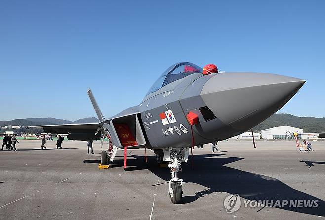 ADEX 전시장의 국산 전투기 KF-21 [연합뉴스 자료사진]