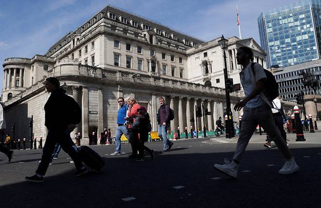 지난 8일(현지시간) 사람들이 영국 런던에 있는 영란은행(BOE) 앞을 지나가고 있다. (사진=로이터)