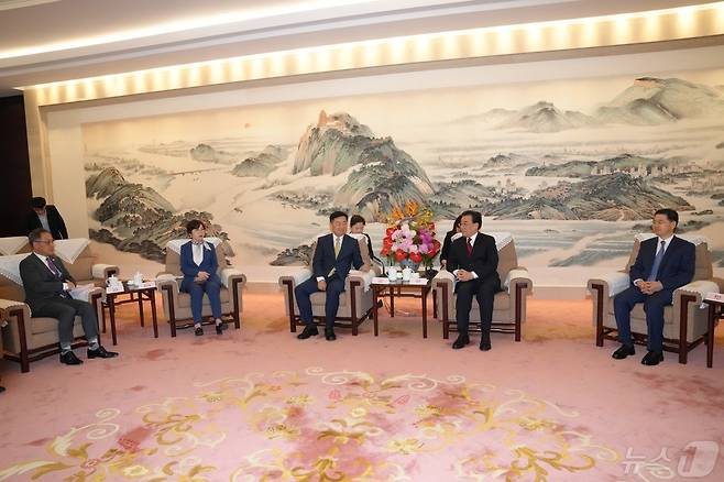 지난 8일 김관영 전북도지사(왼쪽 세번째)와 국주영은 전북도의장(왼쪽 두번째)가 중국 난징시 장쑤성을 방문해 회담을 하고 있다.(의회제공)2024.5.9/뉴스1