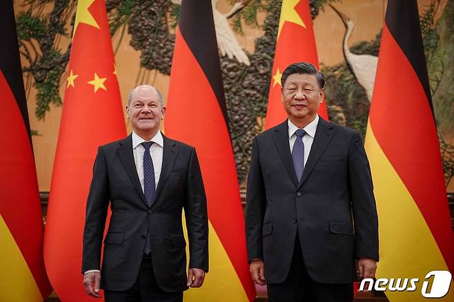 독일과 중국의 정상회담에 앞서 시진핑 중국 국가주석이 4일 베이징 인민대회당에서 올라프 숄츠 독일 총리와 기념 촬영을 하고있다. 2022.11.4ⓒ AFP=뉴스1 ⓒ News1 최종일 기자