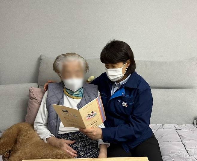 도시가스 검침원이 어르신과 대화하는 모습. (동작구 제공)ⓒ 뉴스1