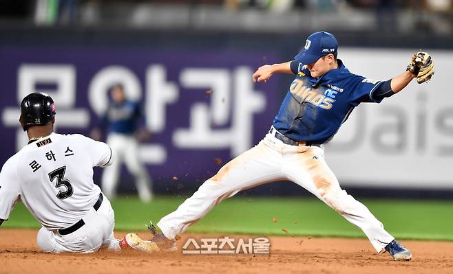 KT 3번타자 로하스가 8일 수원KT위즈파크에서 열린 2024 프로야구 KT위즈와 NC다이노스 경기 7회말 1사 만루 4번타자 오윤석 내야땅볼때 2루 에서 아웃되고 있다. 수원 | 강영조기자 kanjo@sportsseoul.com