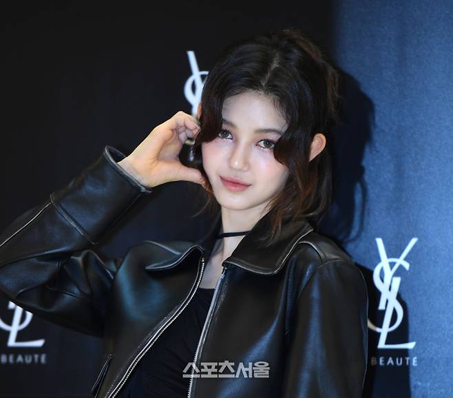 뉴진스 다니엘이 1일 서울 롯데백화점 잠실점 에비뉴엘에서 열린 입생로랑 뷰티 런칭 행사에 참석해 포즈를 취하고 있다. 최승섭기자 thunder@sportsseoul.com