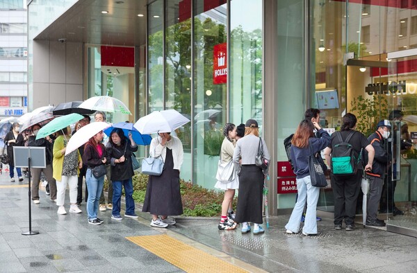 할리스 오사카 난바 마루이점 오픈 당일 고객들이 입장을 위해 대기하는 모습. ⓒ할리스
