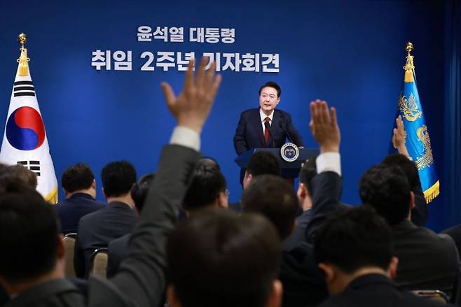 윤석열 대통령이 9일 오전 서울 용산 대통령실 청사 브리핑실에서 열린 '윤석열정부 2년 국민보고 및 기자회견'에서 취재진의 질문을 받고 있다. [이미지출처=연합뉴스]