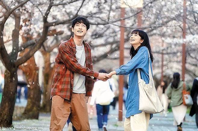지난달 3일 재개봉한 영화 ‘남은 인생 10년’은 일본 스타 배우 고마쓰 나나(오른쪽)와 사카구치 겐타로가 주연했다. 화사한 벚꽃이 사방으로 흩날리는 거리 등 봄철 감성을 담은 장면이 많다. /바이포엠스튜디오