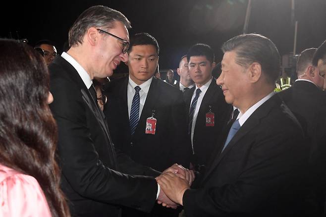 시진핑(오른쪽) 중국 국가주석이 7일 세르비아 베오그라드 국제공항에 도착해 영접 나온 알렉산다르 부치치(오른쪽) 세르비아 대통령과 악수하고 있다. 시 주석의 세르비아 방문은 8년 만이다./AFP 연합뉴스