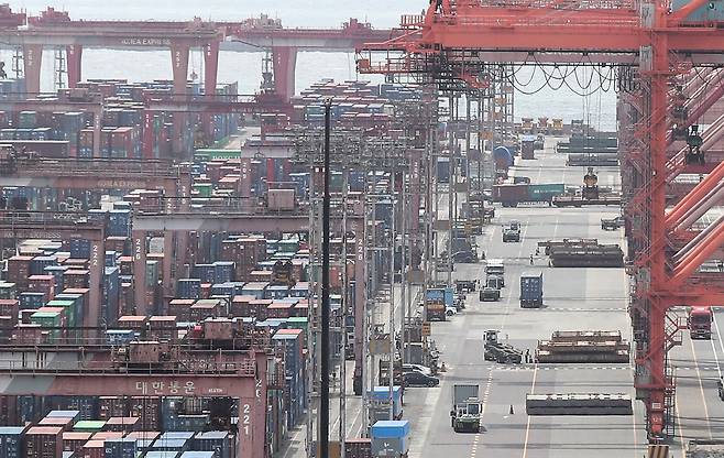4월 23일 부산 남구 부산항 신선대 부두에서 컨테이너 선적작업이 진행되고 있다./김동환 기자