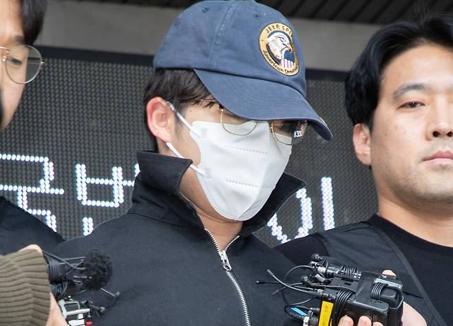 '여친 살해' 의대생이 8일 오후 영장실질심사를 받기 위해 서초경찰서에서 나오고 있다. /박상훈 기자